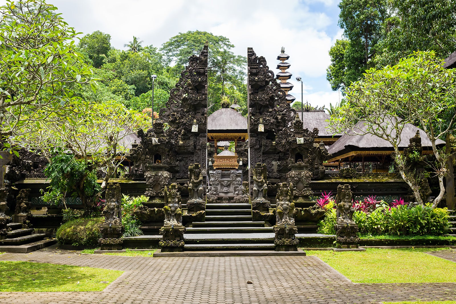 10 Pura Terbesar dan Terkenal di Bali yang Wajib Kamu Kunjungi