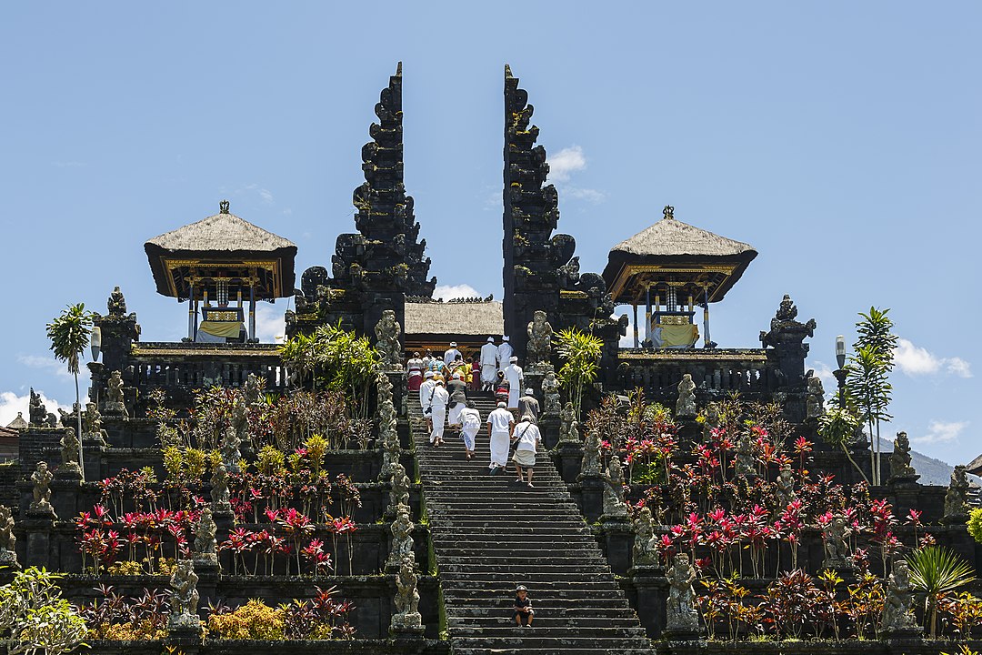 Pura Besakih 10 Pura Terbesar dan Terkenal di Bali yang Wajib Kamu Kunjungi